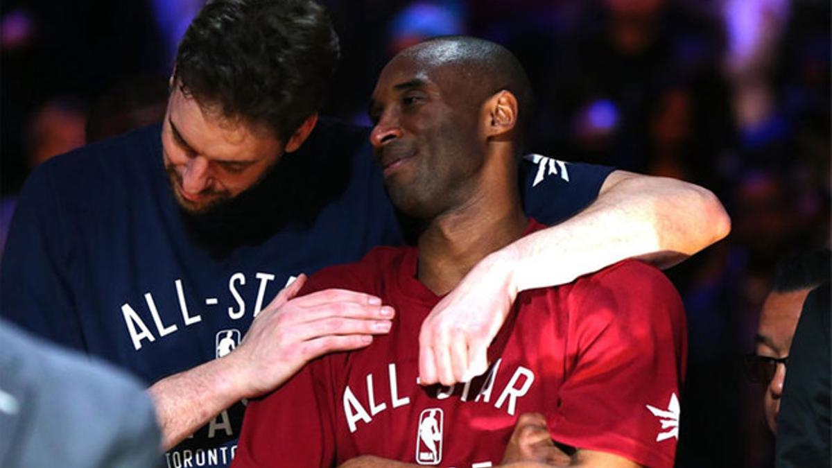 Pau Gasol abraza a su amigo Kobe Bryant