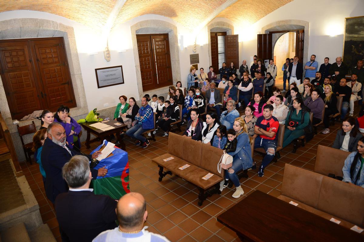 Acto por el día del pueblo gitano, en el salón de plenos de Plasencia.