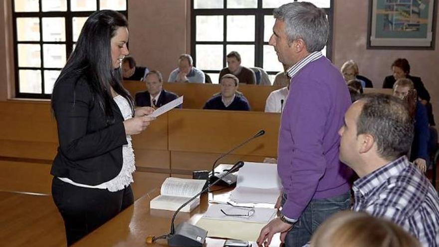 La edil lavianesa de Foro Asturias María Álvarez toma posesión de su cargo ante el presidente, Marcelino Martínez.