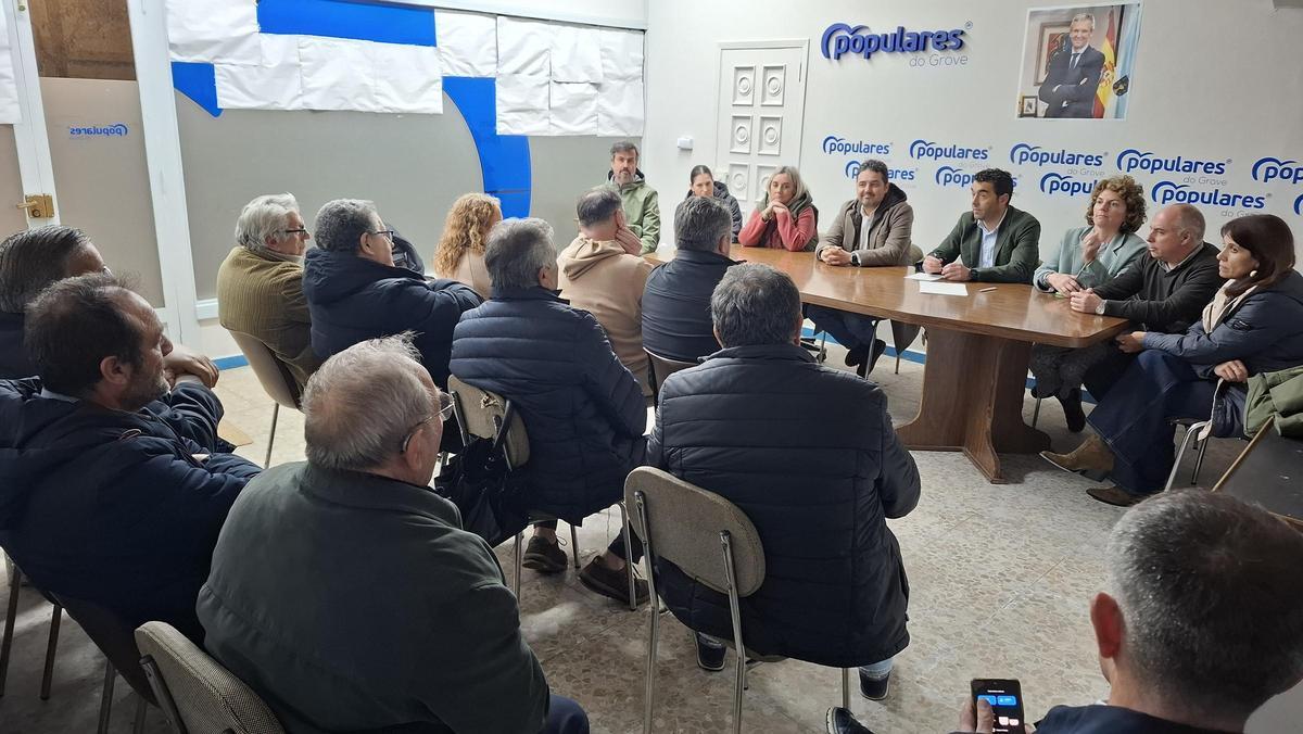 La reunión mantenida anoche en la sede conservadora.