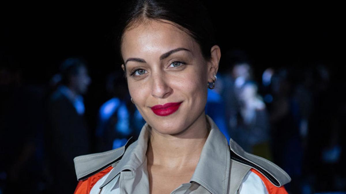 El maquillaje de labios rojos de Hiba Abouk en la Semana de la Moda de Madrid