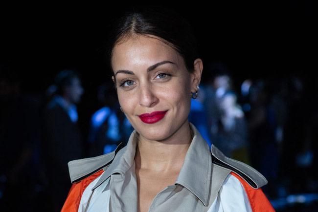 El maquillaje de labios rojos de Hiba Abouk en la Semana de la Moda de Madrid