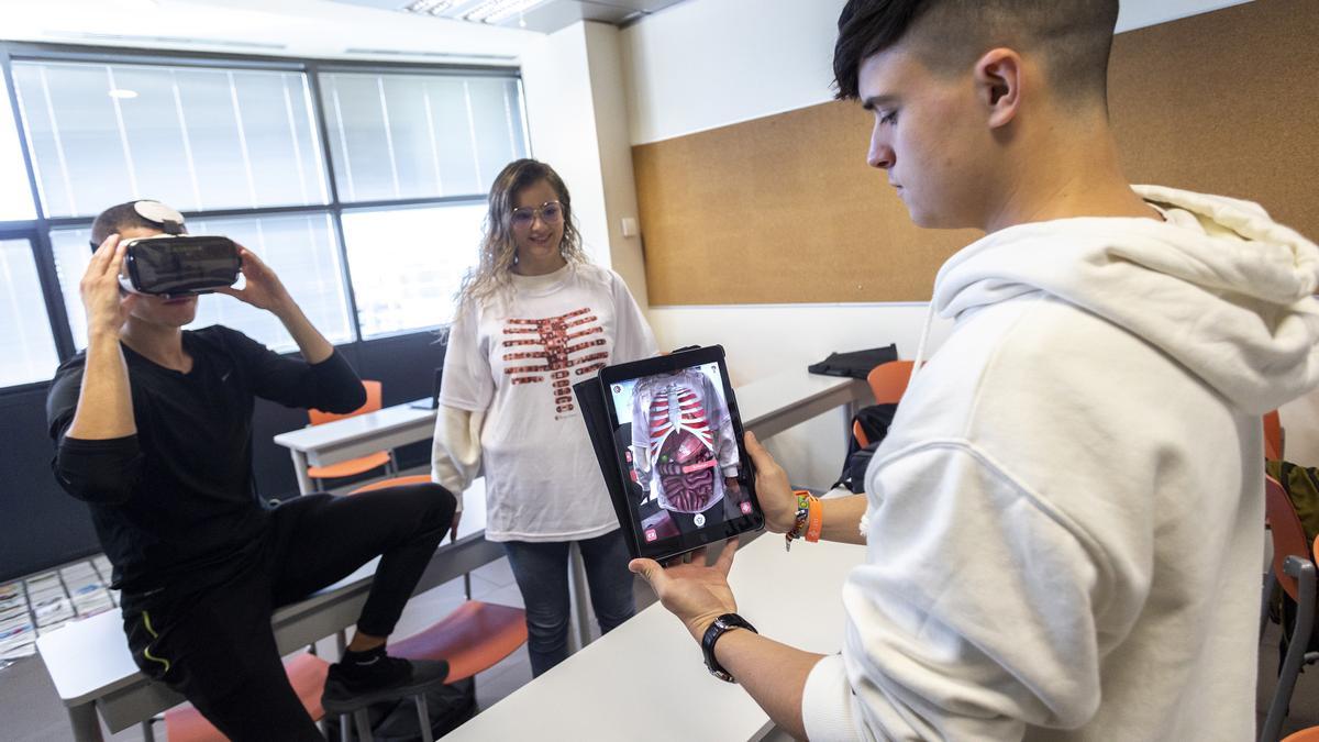 Los estudiantes del CEU Castellón se entrenan con estas nuevas herramientas docentes.