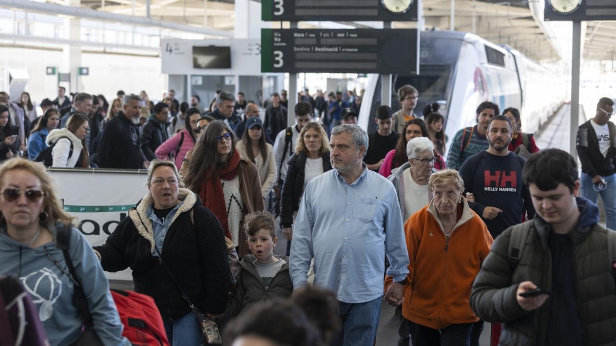 Llegada de turistas en la estación Joaquín Sorolla