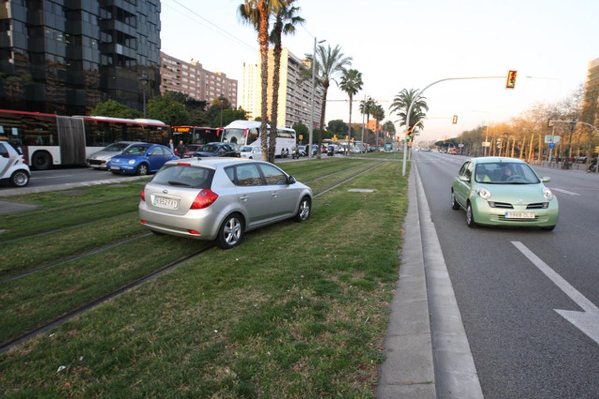 Un cotxe entravessat per inutilitzar el tramvia a la Diagonal.