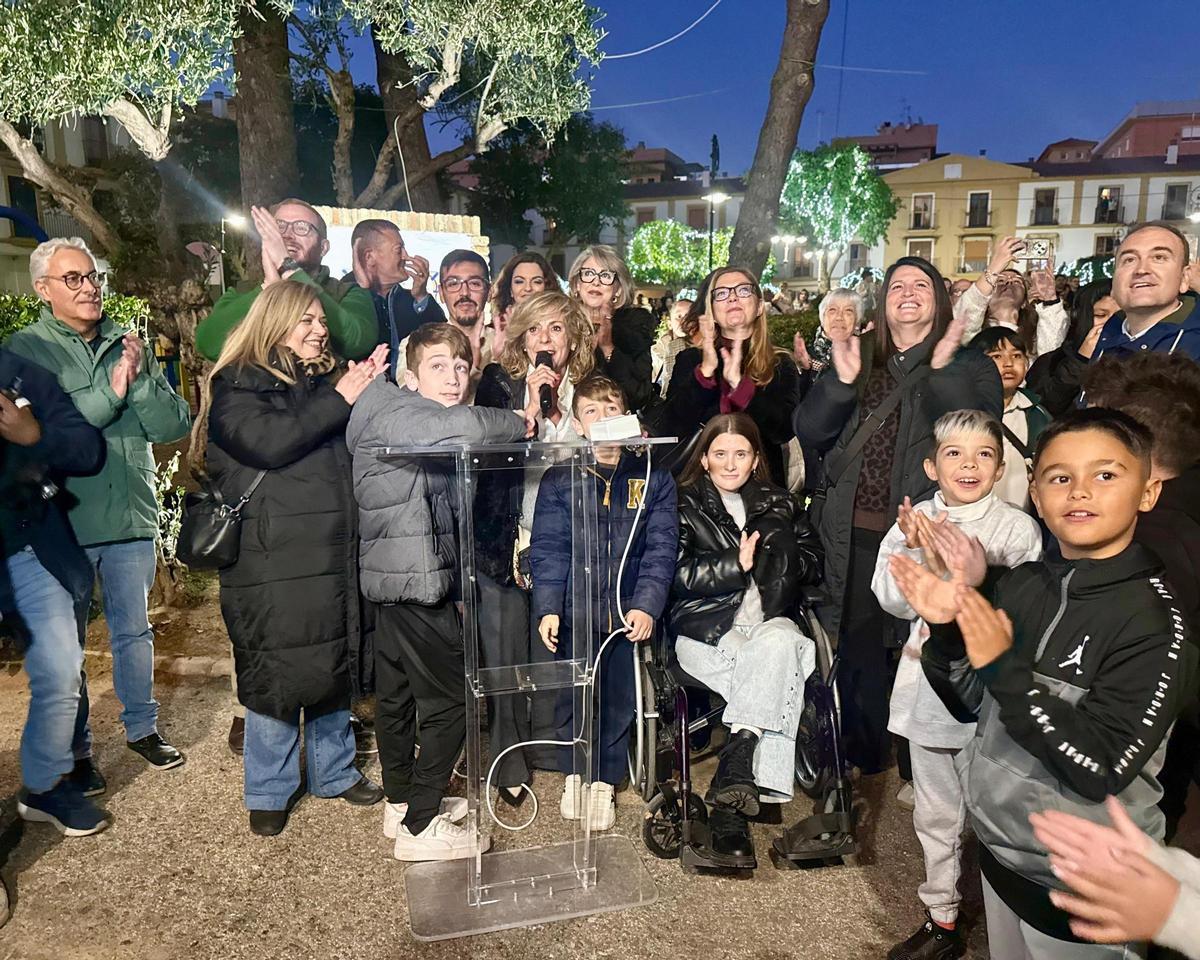 Maria Luisa Moya, alcaldesa de San Juan de Aznalfarache junto a la Asociación "Viviendo con Ataxia" durante el encendido navideño