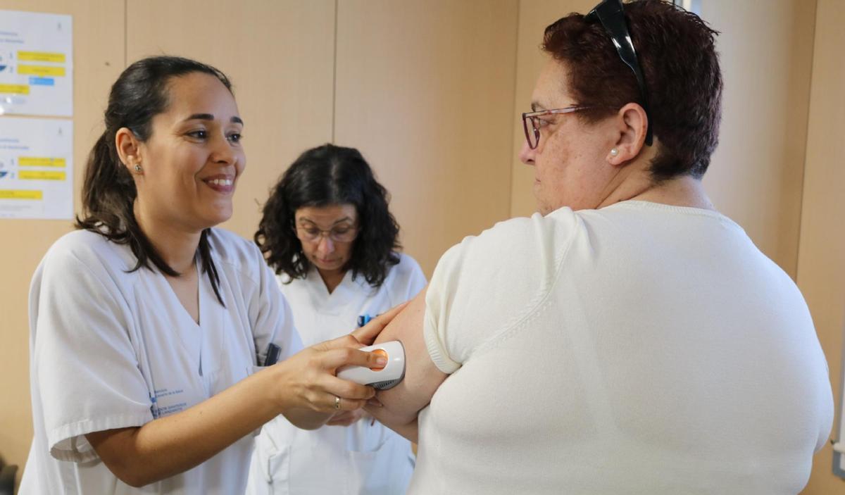 Una enfermera educadora en diabetes atiende a una paciente en Lanzarote