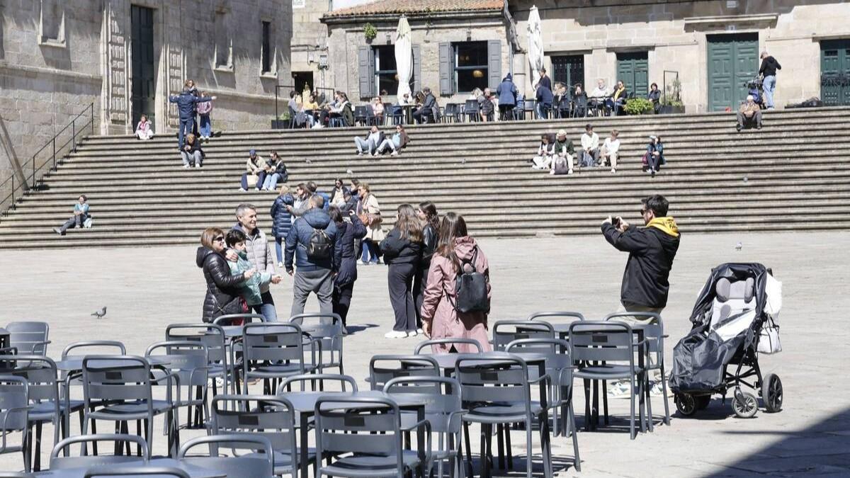 O bo tempo está animar aos visitantes a achegarse ata Santiago