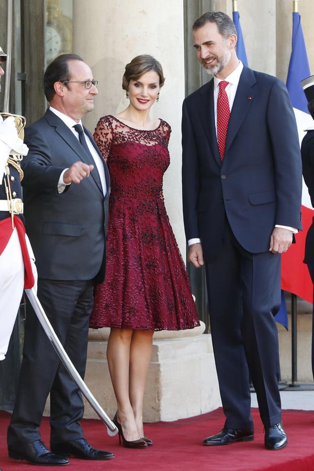 Vestido borgoña y zapatos a juego: Letizia Ortiz en Francia