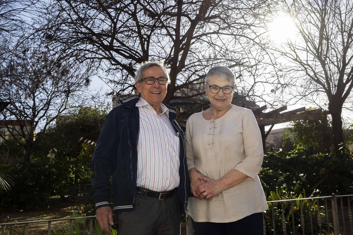 Ángel y Elisa, en un parque de València.