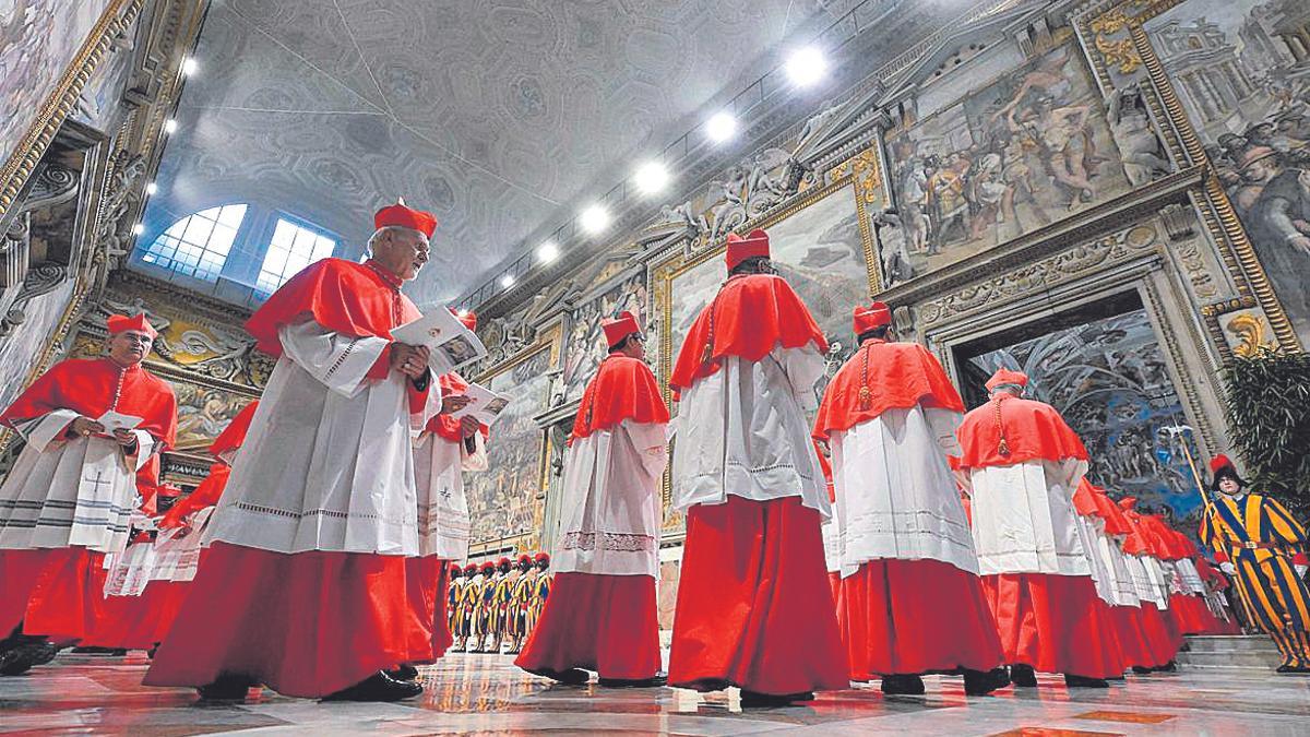 Los cardenales pasan por la sala Regia camino de la capilla Sixtina.
