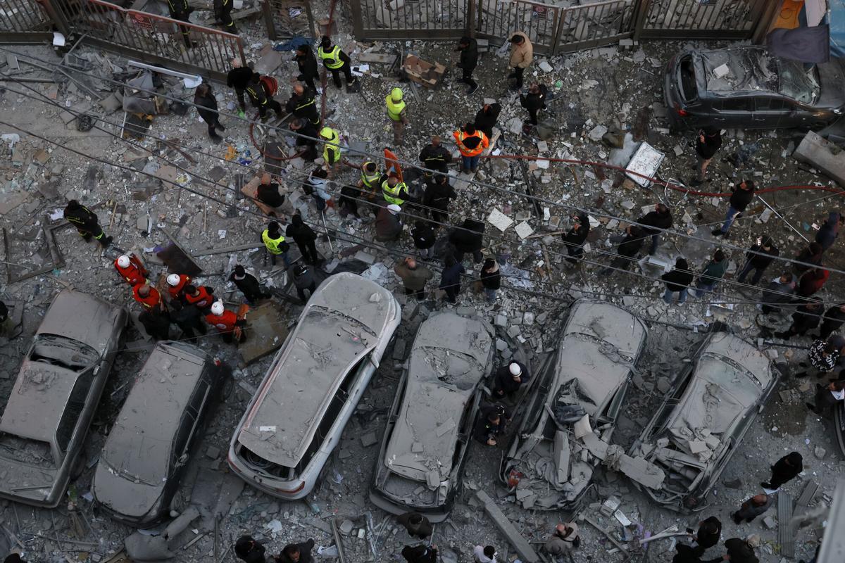 Vehículos dañados tras un ataque israelí contra un edificio de apartamentos en el barrio de Aicha Bakkar, en Beirut, este miércoles.
