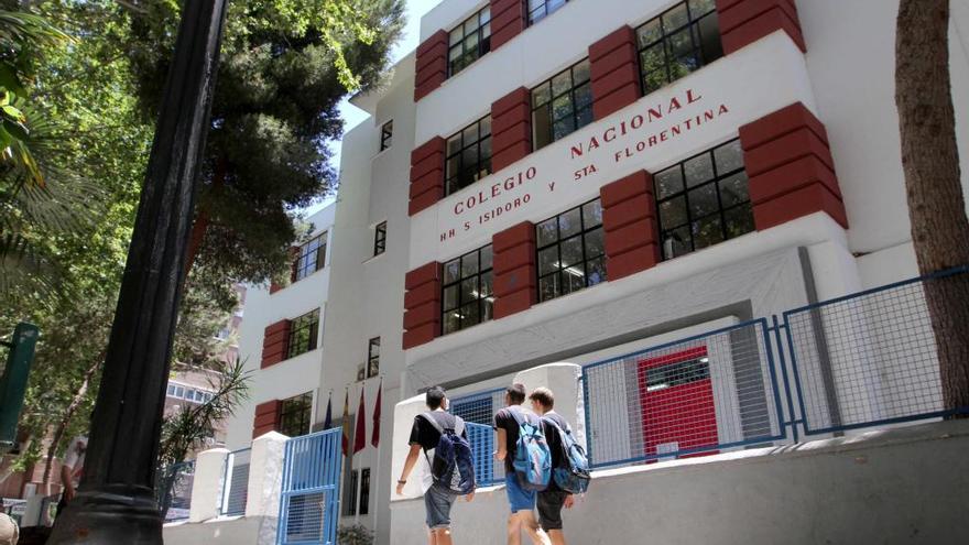 Imagen de unos escolares entrando a un colegio de la ciudad.