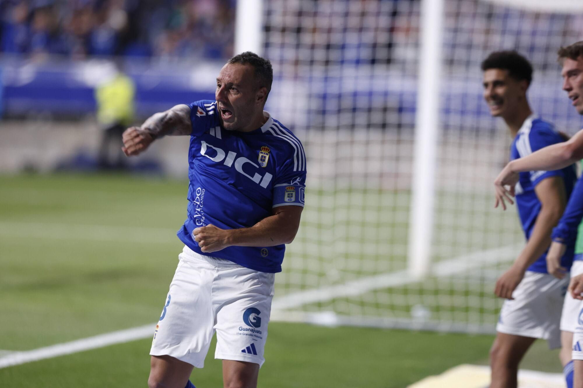 EN IMÁGENES: Ambientazo en la vuelta del play off entre Oviedo y Almería en el Carlos Tartiere