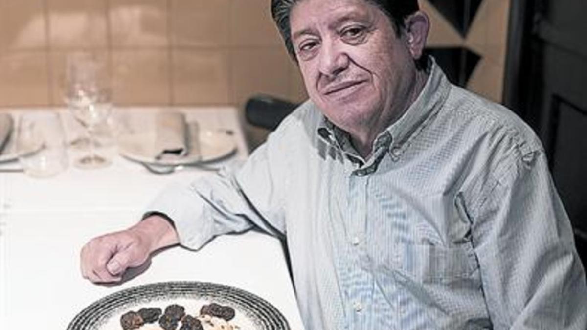 Paco Cuenca, chef de Can Pineda (Sant Joan de Malta, 55), con setas.