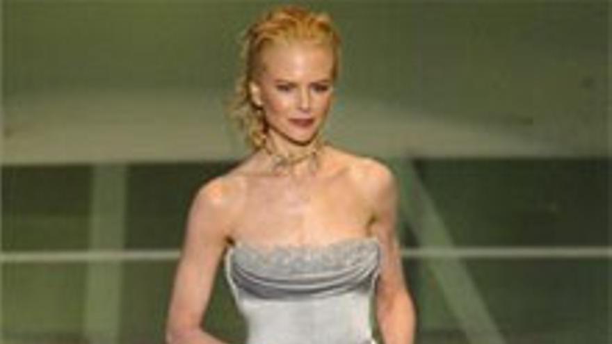 Nicole Kidman se relaja limpiando su casa