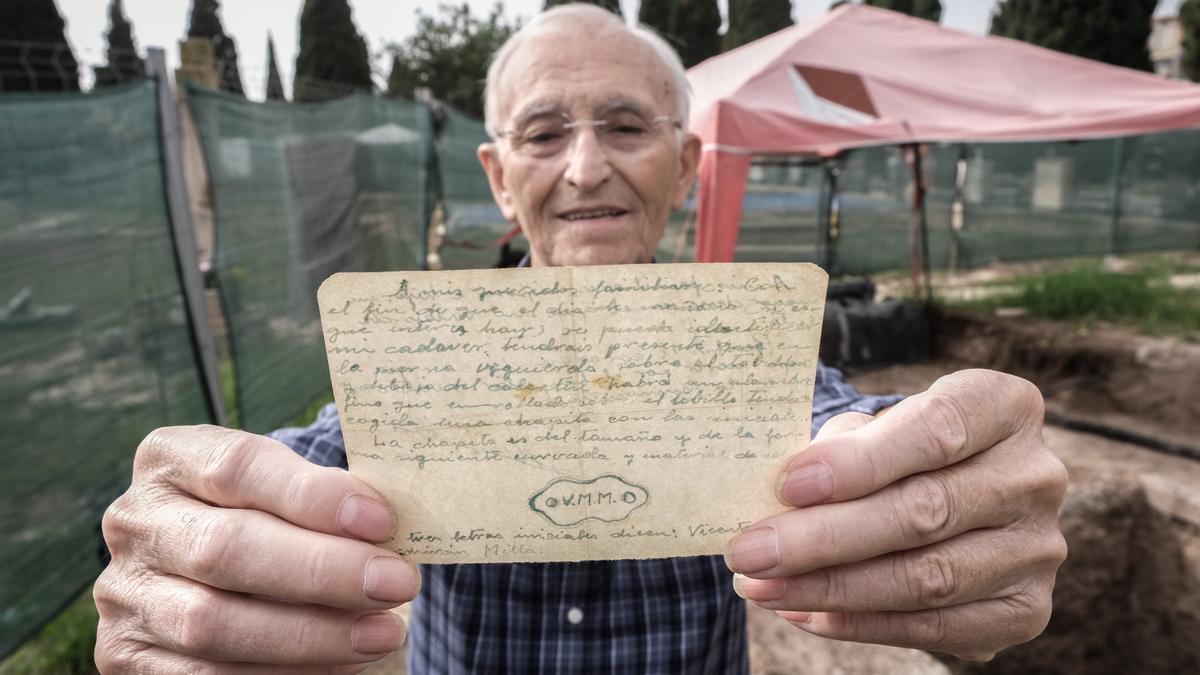 Vicente Olcina, en el Cementerio de Alicante, mostrando la carta que su padre envío a su madre horas antes de ser fusilado.