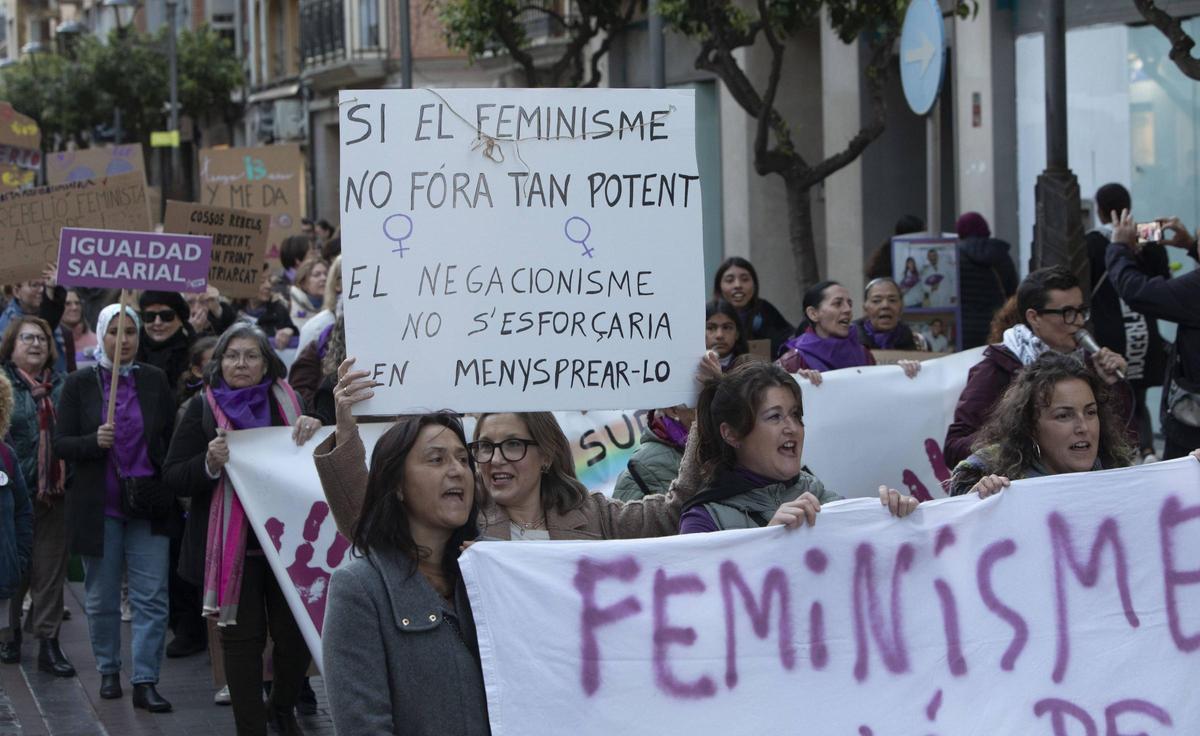 Participantes en una manifestación del 8M en Sagunt.