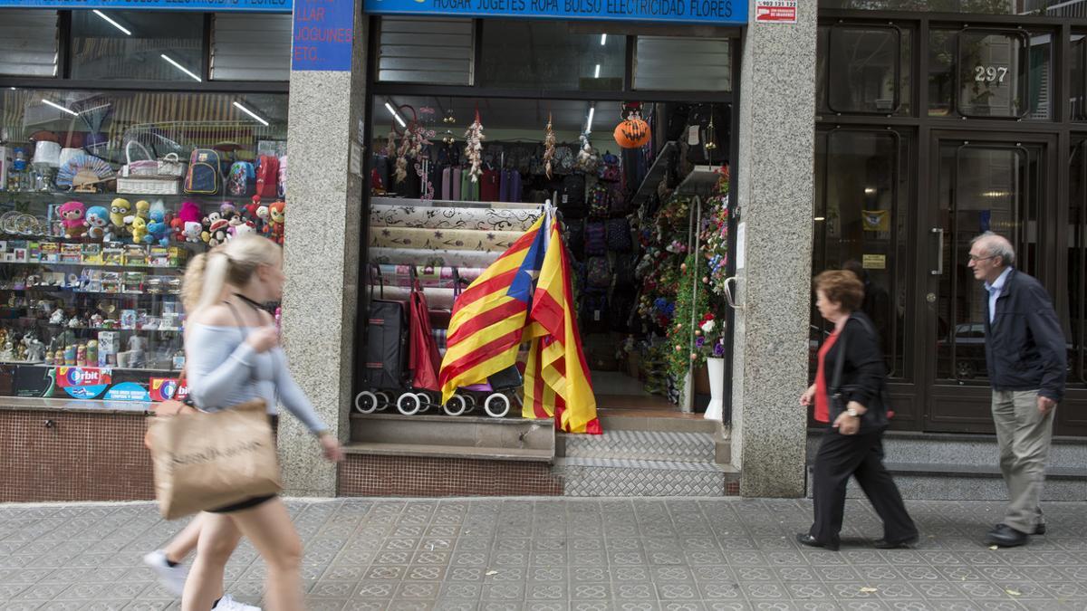 Banderas en el escaparate de un bazar chino.