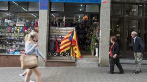 Banderas en el escaparate de un bazar chino.