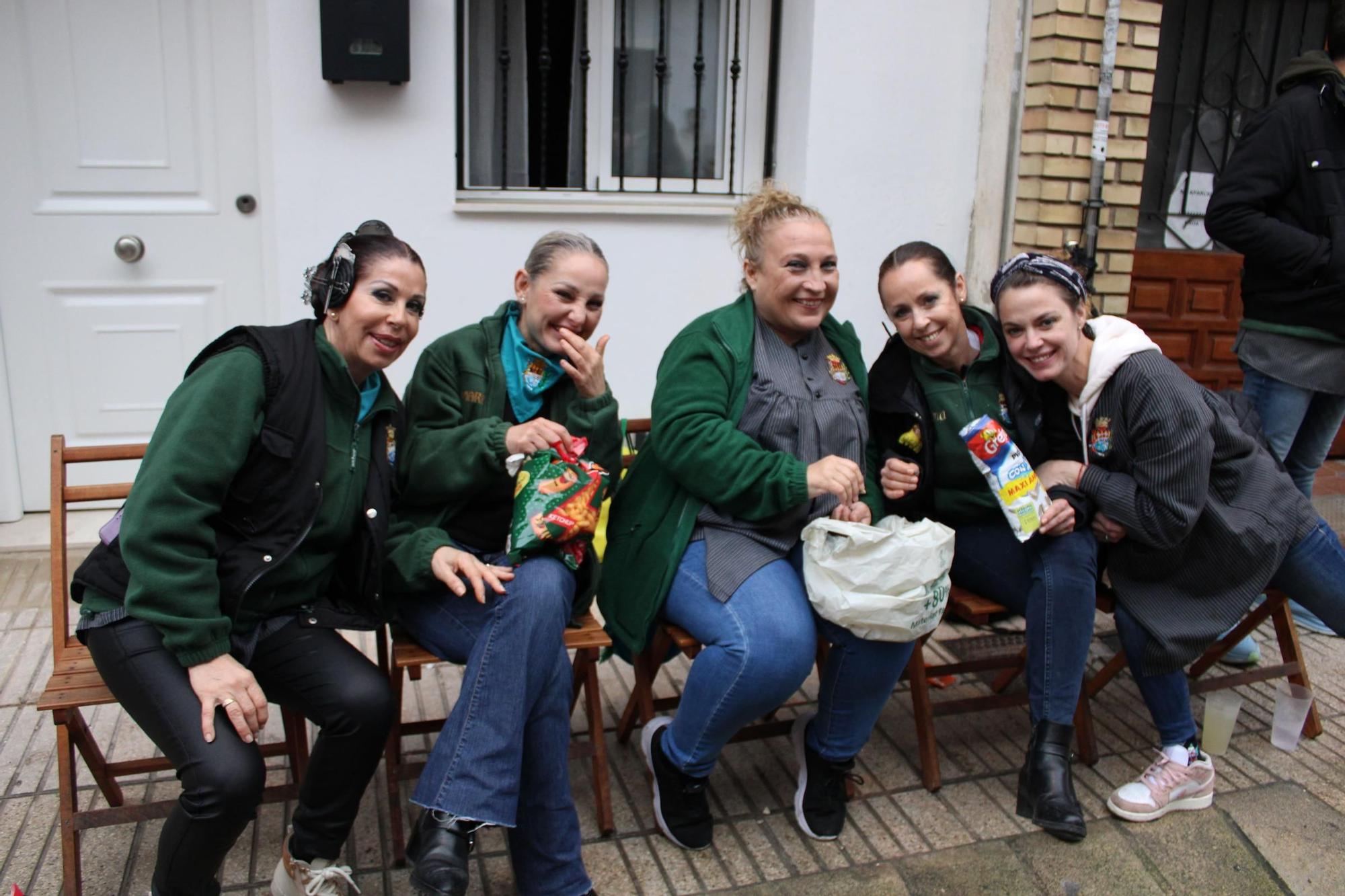 Las comisiones falleras llenan Alzira de música y baile en el desfile de pasodobles