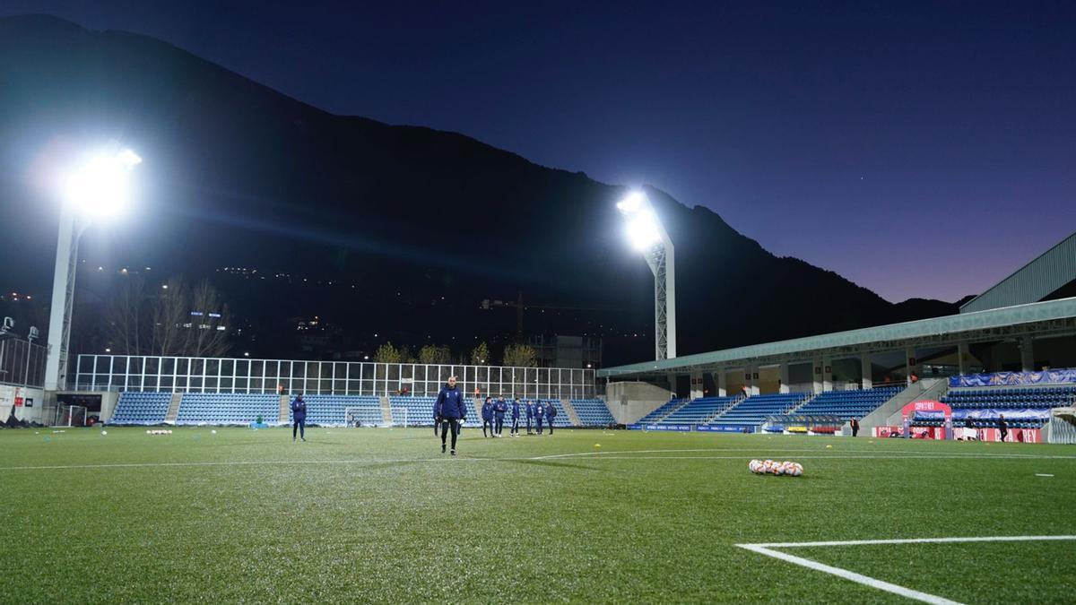 Jugadores del Andorra calientan antes del partido