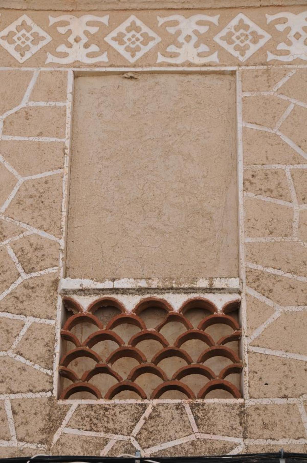 Detalle de un esgrafiado en una facahada.