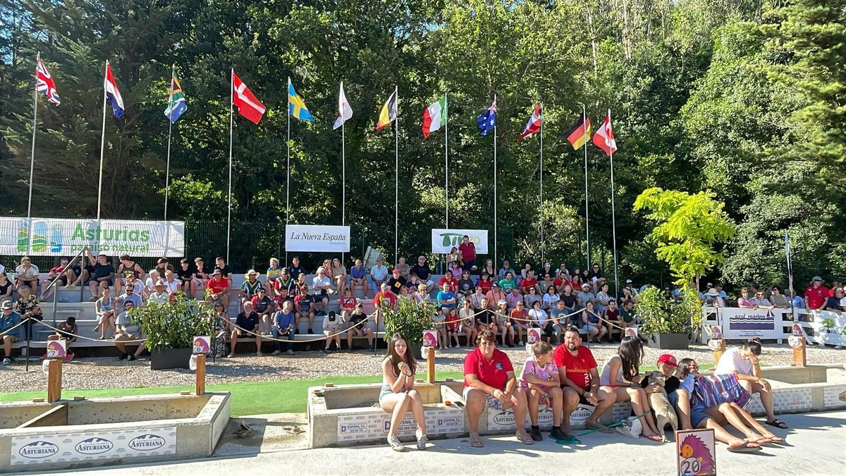 Público durante la clausura del Campeonato Nacional de Bateo de Oro en Navelgas.
