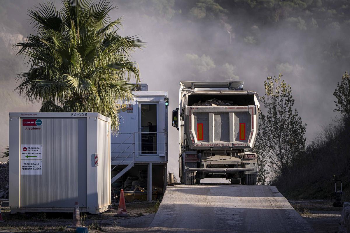 Un camión accede al vertedero de Fitó, en Seva.