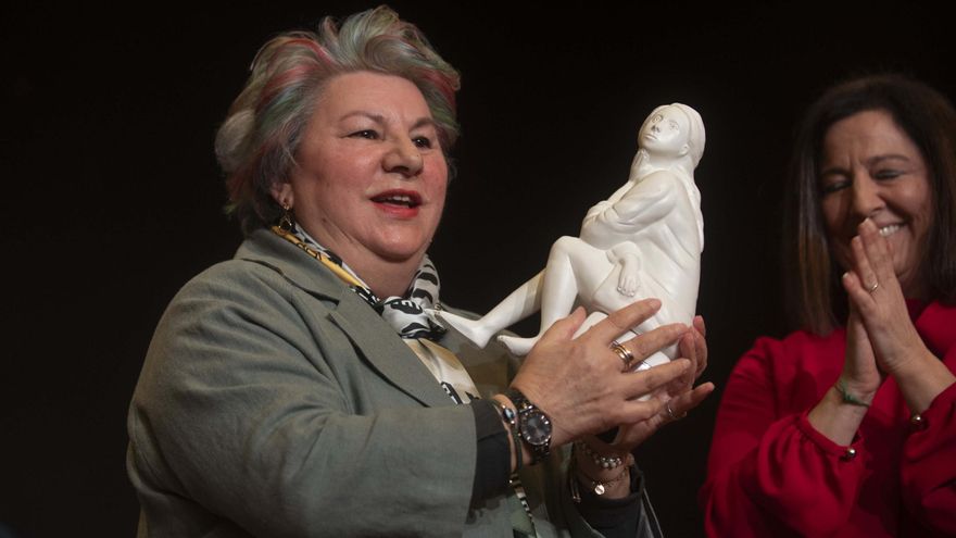 Dolores Vázquez recoge el premio Úrsula Meléndez de Texeda en su Betanzos natal