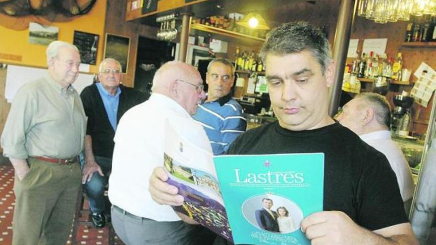 Ionel Negrila ojea el libro del «Pueblo ejemplar», ayer, en su restaurante El Rápido.