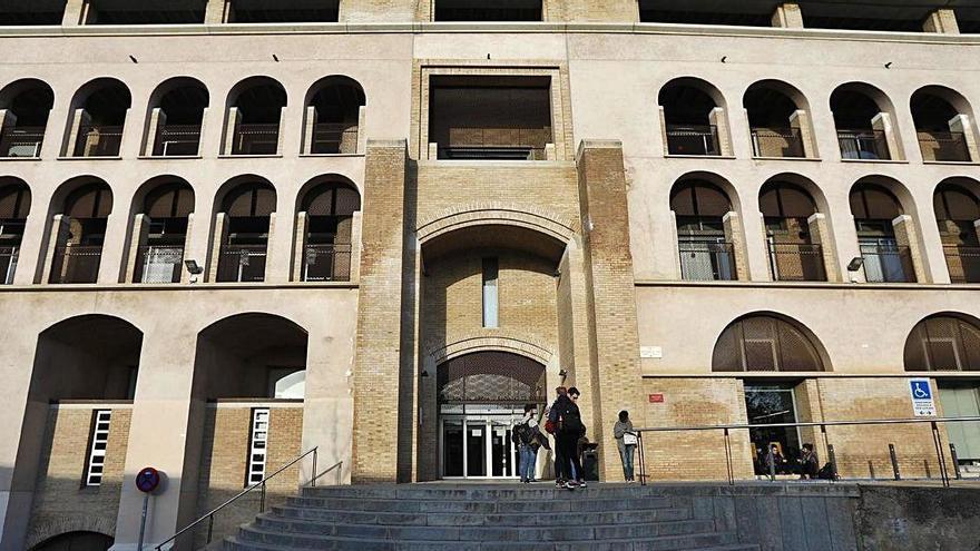 Façana de la Facultat de Lletres de la UdG