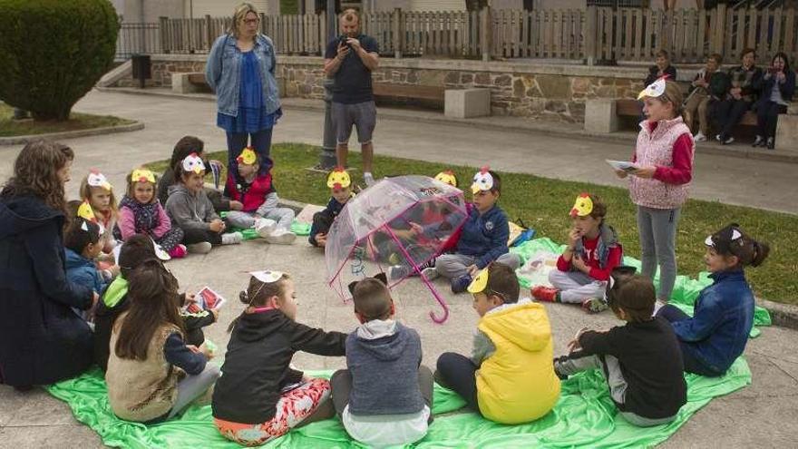 El &#039;Paraugas literario&#039; divirtió a los más pequeños, ayer, en Silleda. // Bernabé/Ana Agra