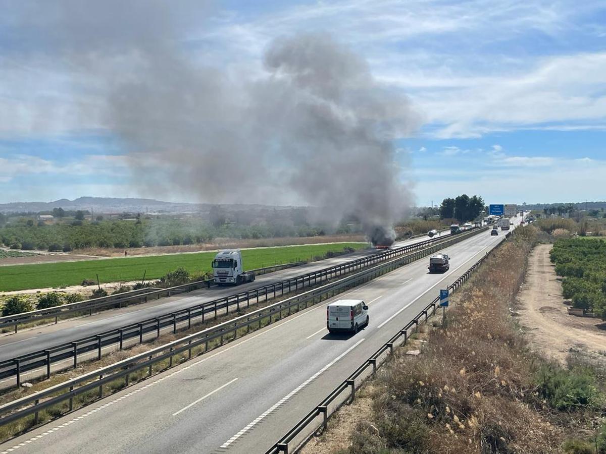 En la imagen se observa que el conductor ha podido dejar atrás el remolque del vehículo para evitar que el resto de camión se incendiara