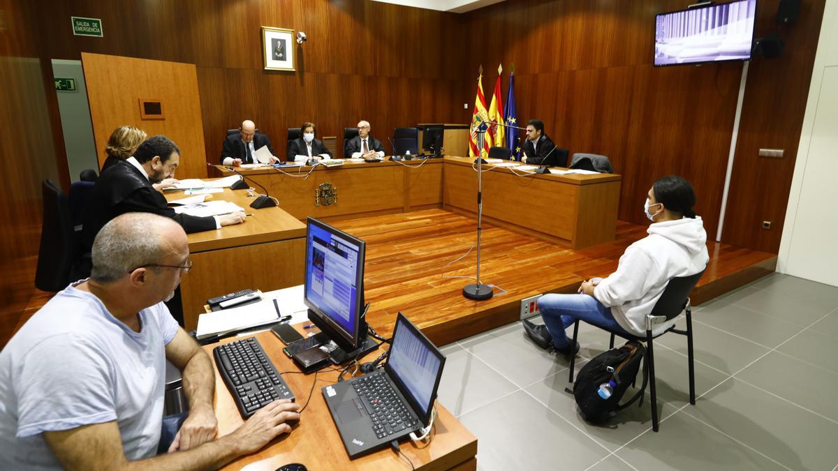 El acusado, en el banquillo de la Audiencia Provincial de Zaragoza durante la vista oral celebrada ayer.