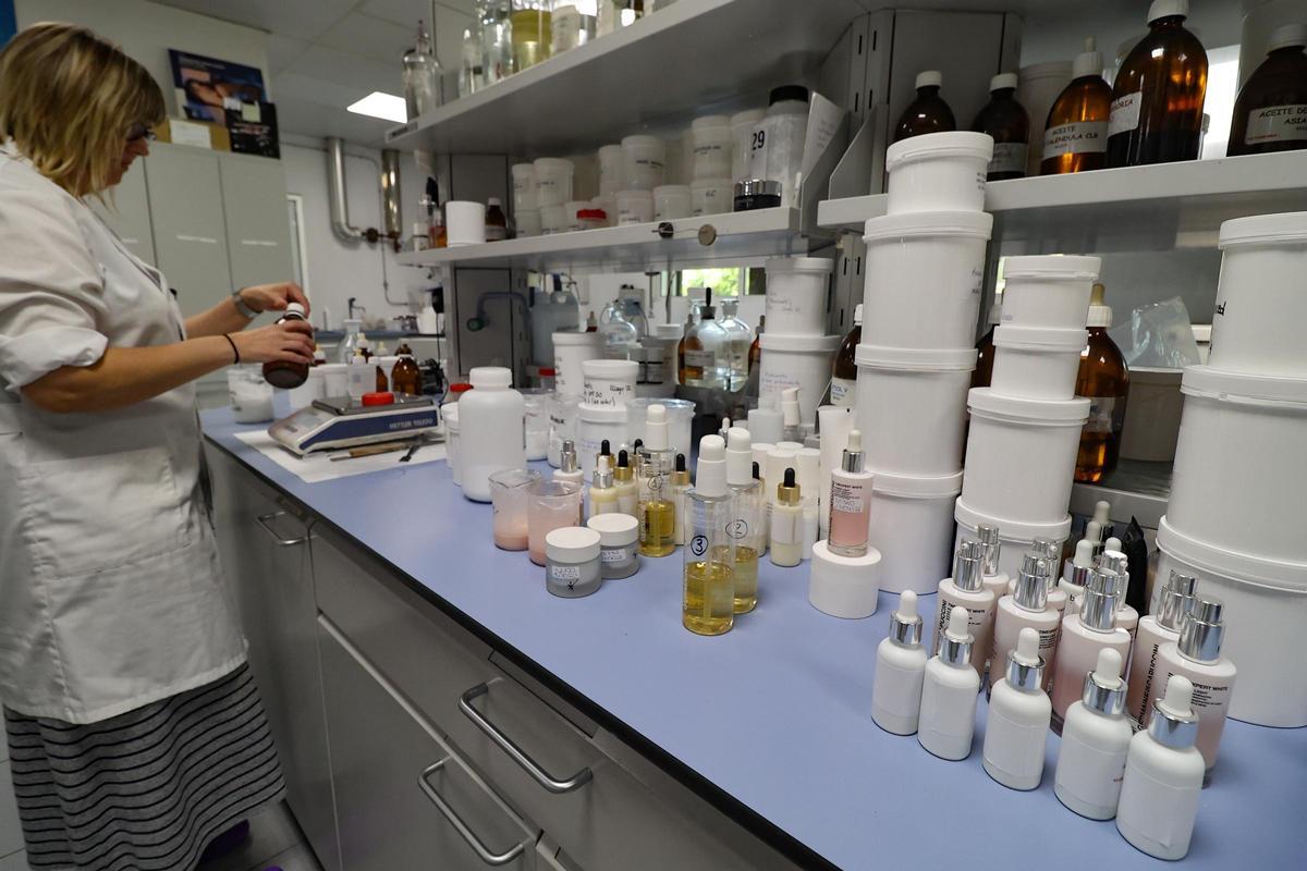 Laboratorio de una empresa alicantina de cosmética.