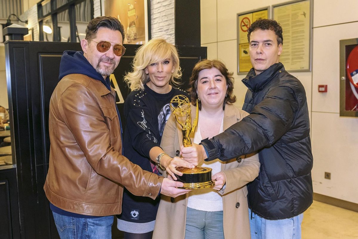 Recogiendo el Emmy por «La promesa».