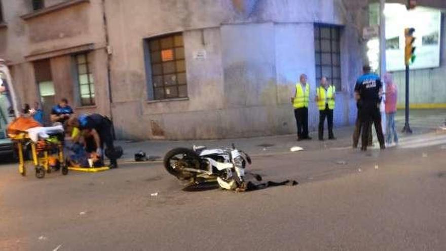 Personal sanitario atendiendo a los dos jóvenes tras el accidente que sufrieron en motocicleta.