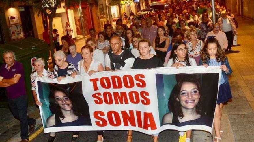 Cabecera de la manifestación que ayer recorrió el centro de Pontevedra en recuerdo de la desaparecida Sonia Iglesias. // Rafa Vázquez