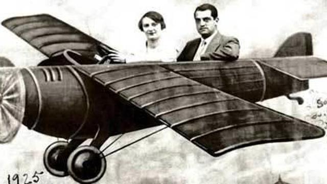 Buñuel y Jeanne Rucar, en una foto tomada en un decorado en París en 1925.