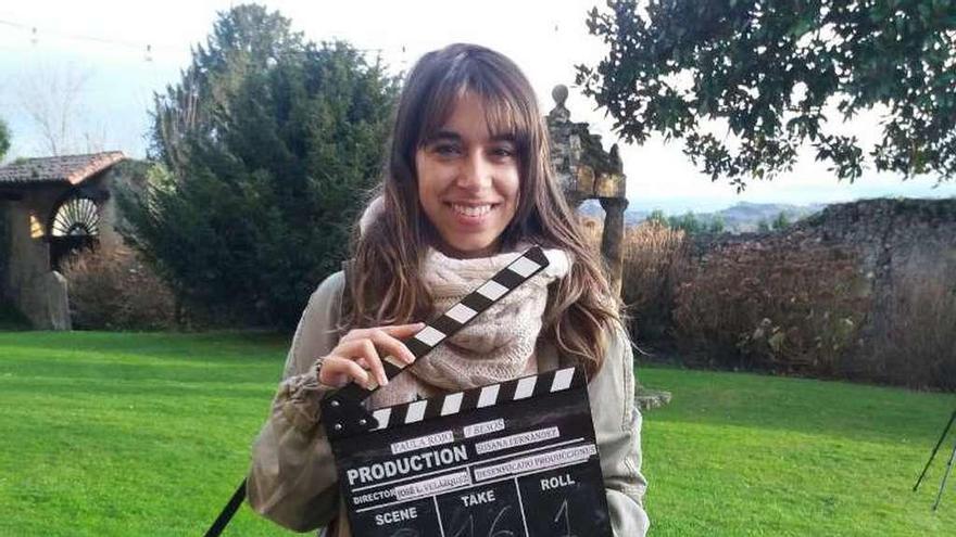 Paula Rojo, con la claqueta en el exterior del Palacio de Meres.