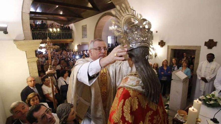 Monseñor Alfonso Carrasco Rouco impuso una corona a la talla de la Virgen de la Saleta.