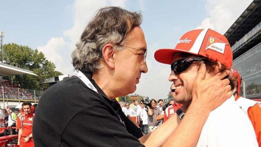 Fernando Alonso saluda al director general de Fiat, Sergio Marchione, el domingo en Monza. / daniel dalzennaro