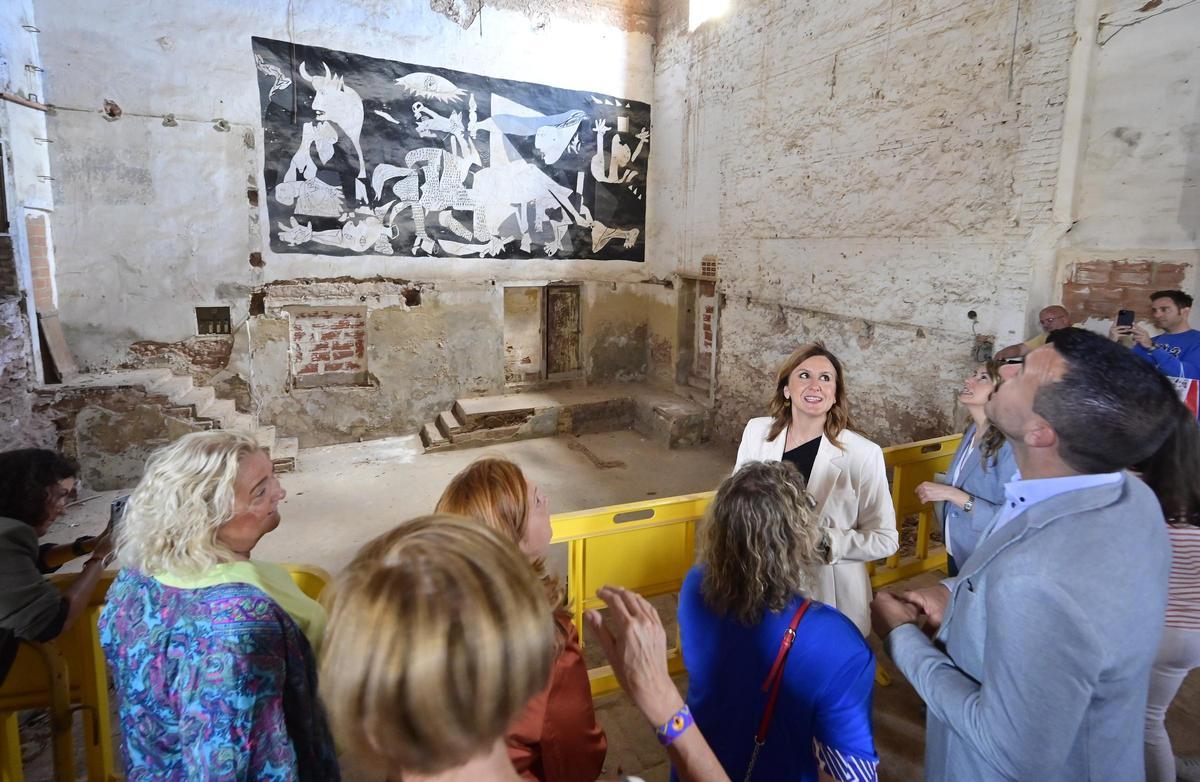 Visita al interior del Patronato el pasado diciembre, con la réplica del Guernica al fondo