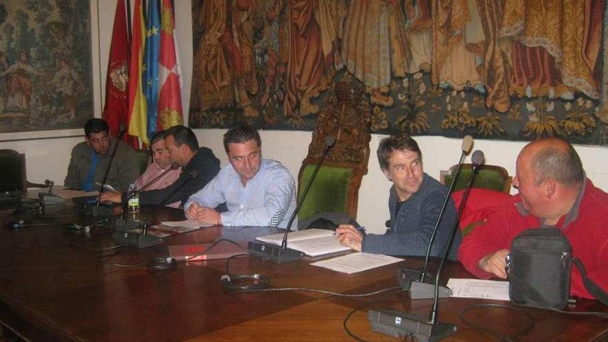 Responsables de la junta directiva de la sociedad de cazadores, en una asamblea anterior.