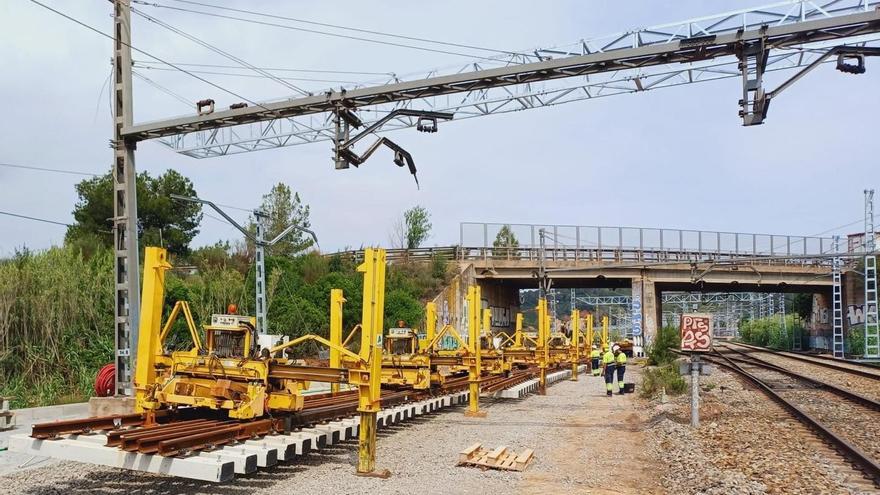 La demora en los trabajos del corredor mediterráneo interrumpe cuatro horas la circulación de trenes de València a Barcelona