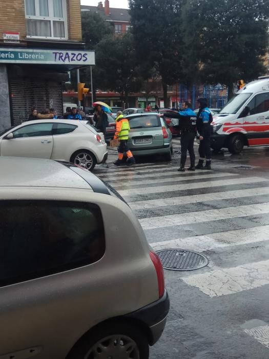 Espectacular accidente de tráfico en Gijón.