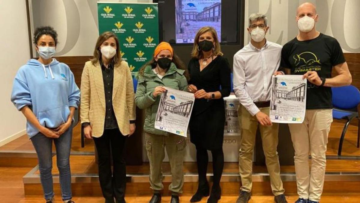 Deportistas, organizadores y representantes municipales, ayer, en la presentación del torneo.