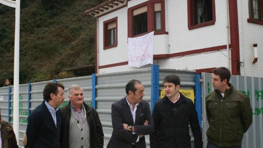 Goñi (en el centro), junto a Fernández (a su izquierda), ayer, delante de la casa desalojada del paseo de Candás.