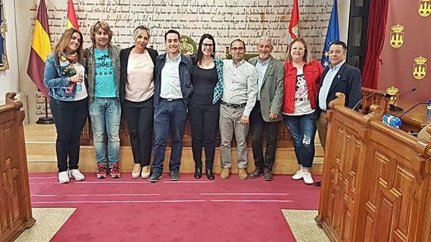 El equipo de Gobierno de coalición de PSOE e IU posando también tras el último Pleno.